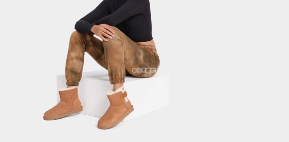 Женские мини угги Mini Bailey Logo Strap Suede Chestnut